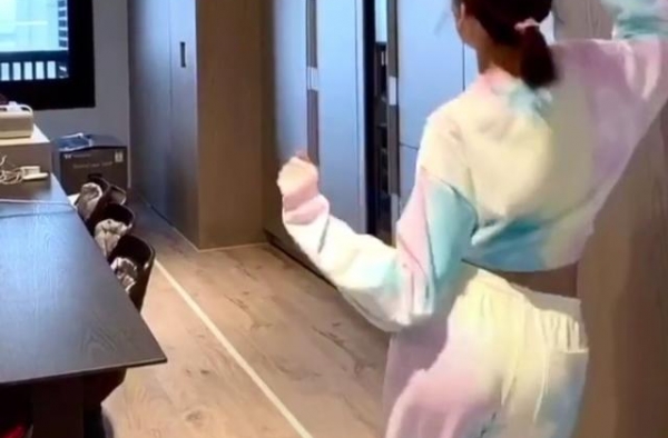 林志颖娇妻晒视频，家居服难掩长腿翘臀，家中冰箱一整排太有钱