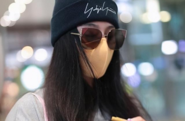 范冰冰低调现身机场，口罩眼镜帽子一样都没少，热情给粉丝签名