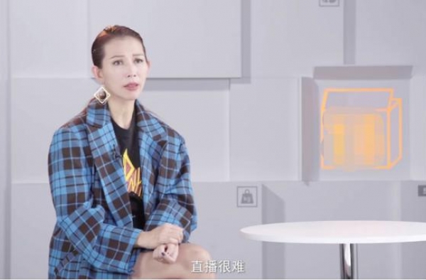 明星的压力太奇葩，蔡少芬怕直播，郑爽简直太佛系