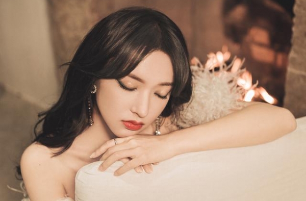 没有刘海的程潇美爆了，温柔卷发搭配羽毛露肩裙，奶潇的锁骨超A