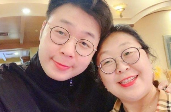 都说“儿子像妈”，杜海涛就够像了，没想到吴亦凡和妈妈也这么像