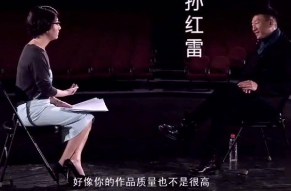 把嘉宾采访到崩溃还不能发怒的人，易立竞算是第一个吧
