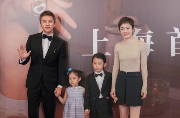 孙俪9岁儿打篮球 侧脸帅翻　一旁邓超弯腰 网友全歪楼
