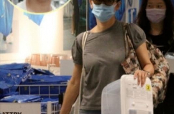 萱萱独自采购生活用品，陈法蓉和老父亲相伴，女人独身到底好吗？