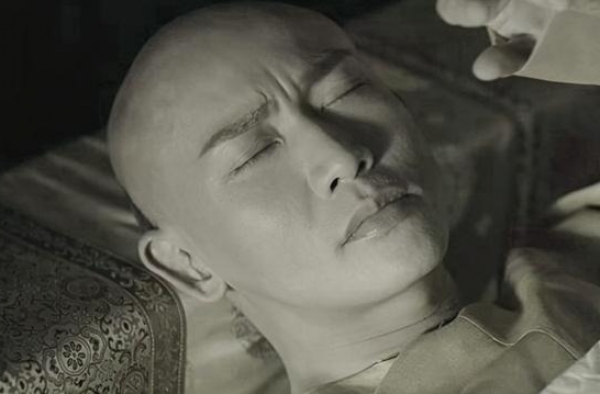 延禧攻略：尔晴爬上龙床后，有两处bug很明显！可惜乾隆太心虚