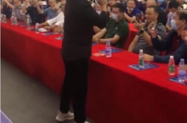 57岁谢东商演显落魄，走穴不挑活场地简陋，被指一首歌唱一辈子