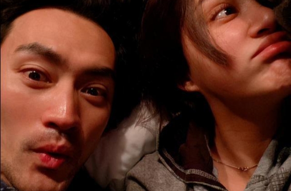 张歆艺第一次晒孕肚照，肚子黢黑还有妊娠纹，这才是孕妇真实写照