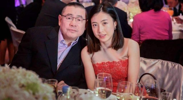 69岁刘銮雄娇妻甘比：身价700亿女富豪，一顿吃60只蟹膏