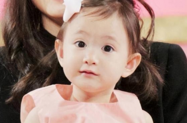 奥莉“整容式”成长太惊人，但看了吴尊女儿才知道啥叫女大十八变