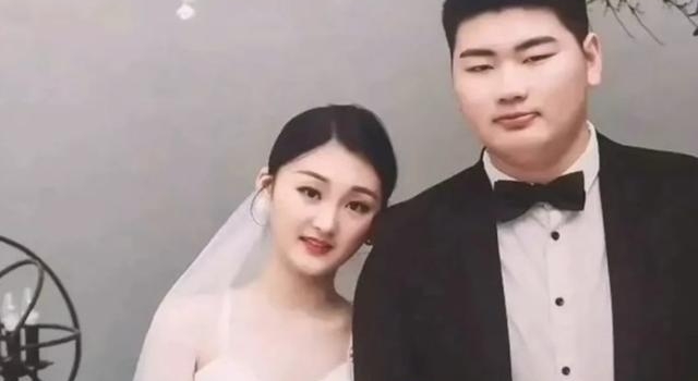待遇不输明星！大衣哥儿媳豪华酒店聚餐，老板亲带5个服务员上菜