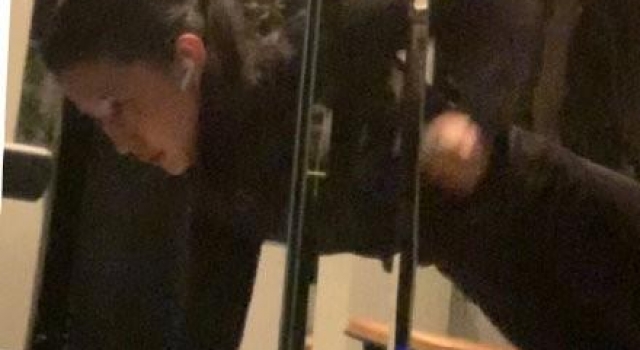 33岁刘亦菲背肌线条明显，脊椎受伤落下病根，为何这么拼？