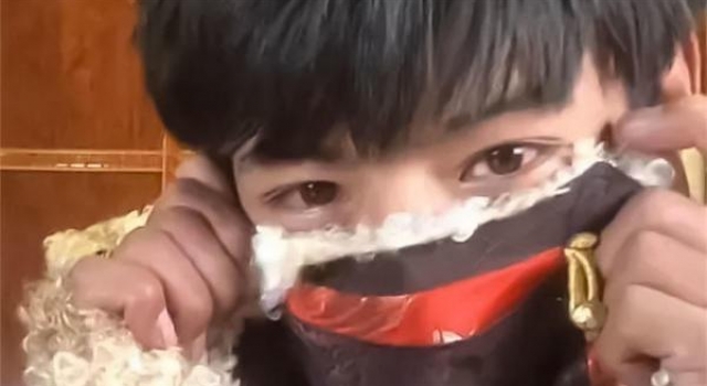 20岁藏族小哥丁真靠脸刷屏，舅舅似胡歌谢霆锋？又狼又甜谁不可