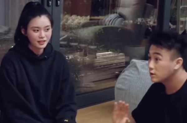 何超盈空降粉丝群，晒女儿近照心疼孩子生病，曝何猷君何超莲近况