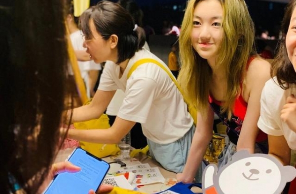 李嫣被抓拍生图曝光！穿露脐装14岁曲线初显，嘴唇疤痕恢复太好