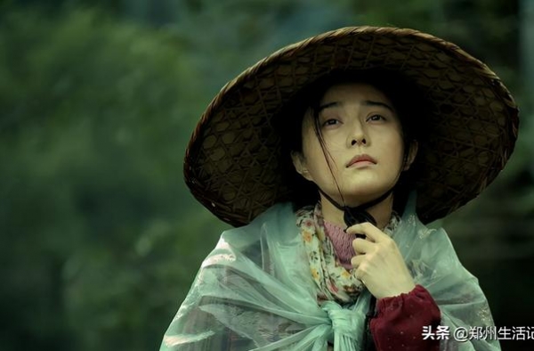 范冰冰为扮丑，不顾形象变肥变土，向村民借200多件旧衣服