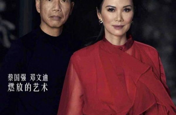 邓文迪和焰火大师同登杂志，真丝衬衫配红色半身裙，太有名媛风范