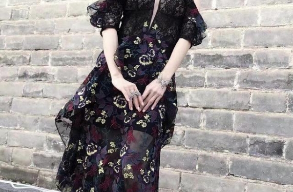 伍咏薇剪沙宣头短发，穿挖肩款连衣裙高调亮相，50岁身材太出众