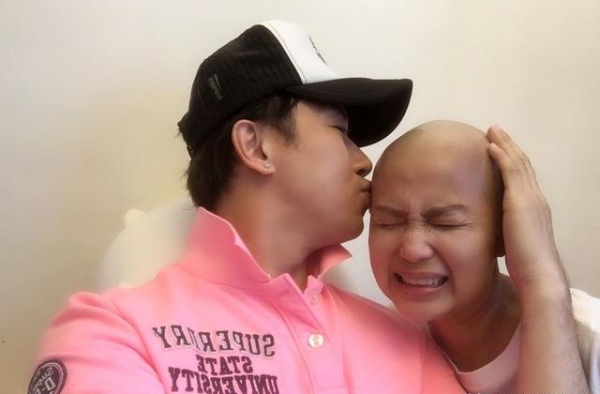 一路走好！前TVB主播林子博为妻子设灵，古天乐汪明荃送花牌