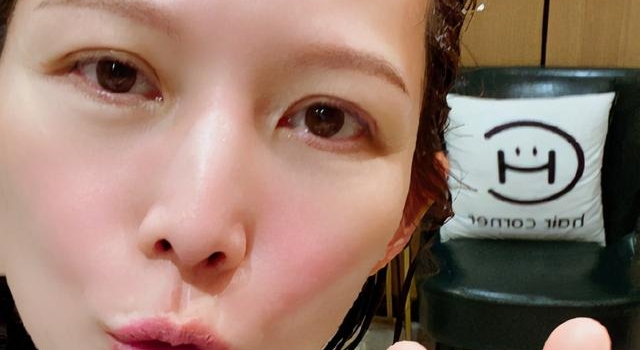 蔡少芬三胎后瘦了好多，脸上没肉瘦出美人尖，完全不像47岁
