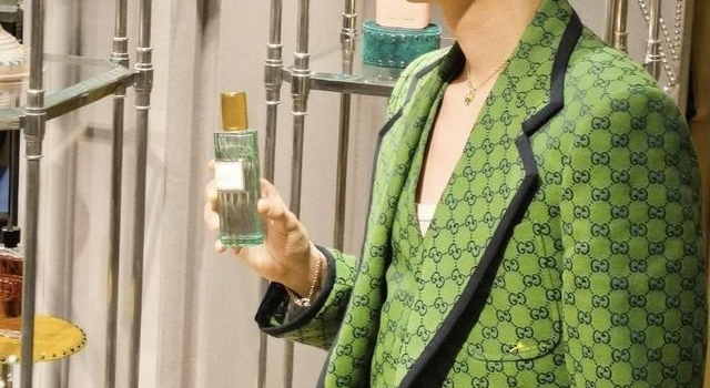 不愧是曾经的顶流，鹿晗绿西装冲上热搜，绿色西装配红发依旧帅气