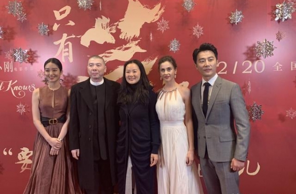 咏梅终于放开了，罕见黑白长裙变女神，49岁身材比例堪比超模