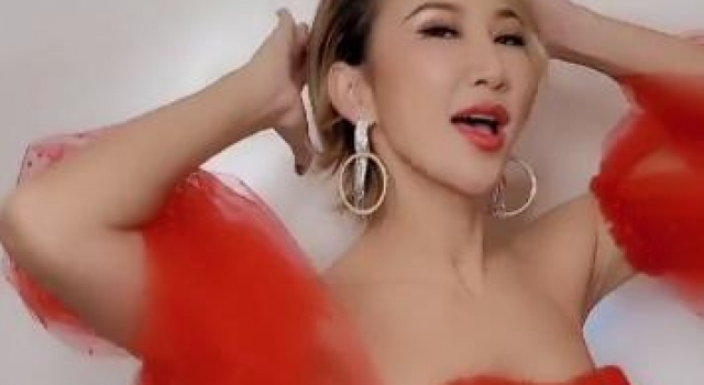 45岁李玟穿紧身红裙，身材好到不敢看，胳肢窝却太松弛暴露年龄