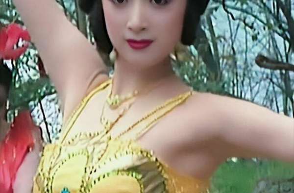 金巧巧为凹超模比例真拼，踩20cm“砖”亮相，还好有老公扶着