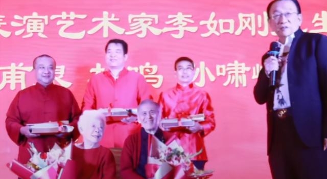83岁相声名家李如刚喜收新徒，侯耀华为师哥助阵，身份却惹争议