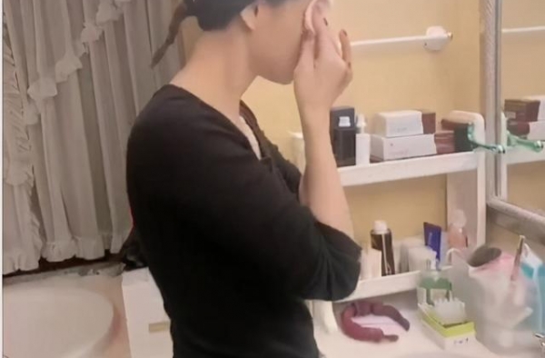 张歆艺素颜现身，产后瘦回少女身材，被赞状态似18岁少女