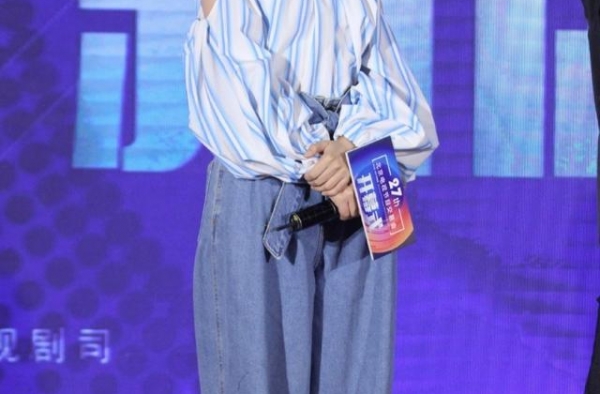 李沁的身材也太纤瘦了！小码阔腿裤穿成加大码，全靠颜值气质在撑