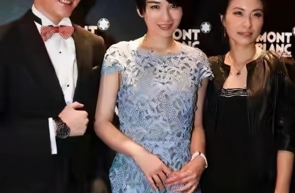 郭晶晶黄奕同框，穿皮衣配阔腿裤霸气十足，挽起长发尽显阔太范