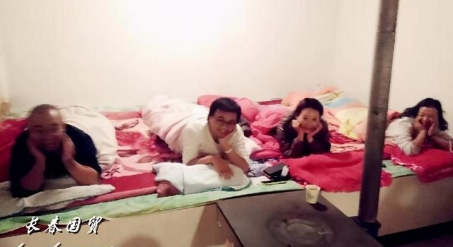 袁立和老公梁太平“床照”曝光，笑对镜头满脸洋溢幸福