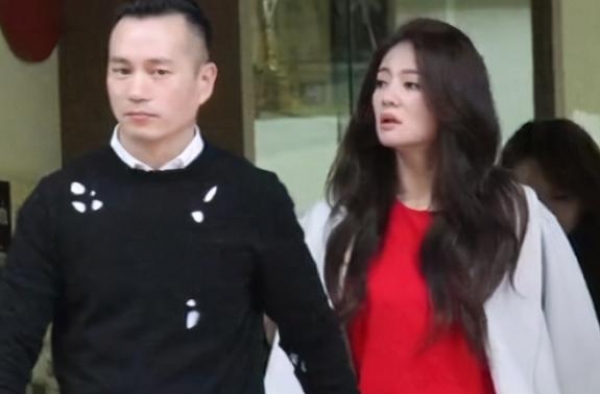 40岁安以轩已有4子，16岁大女儿意外露面，最小的还未出生