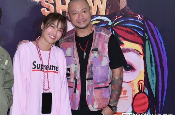 金刚首公开同框小娴！　热恋3个月 曝每天都甜蜜蜜闪炸