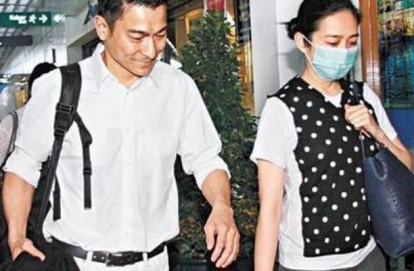 刘德华高调宠妻，乘机全程狂看爱妻照片，惹空姐羡慕