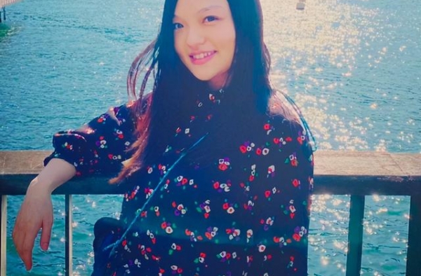 徐佳莹怀孕能折腾，挺孕肚仍去看画展，林依晨相伴羡慕不已