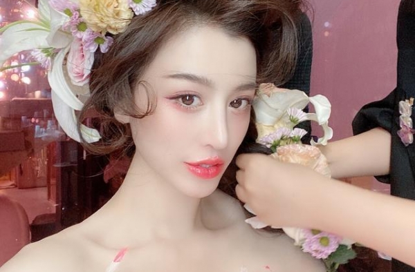 刘翔前妻葛天太大胆！穿着蝴蝶结短裙大秀尤物身材，比吴莎美多了