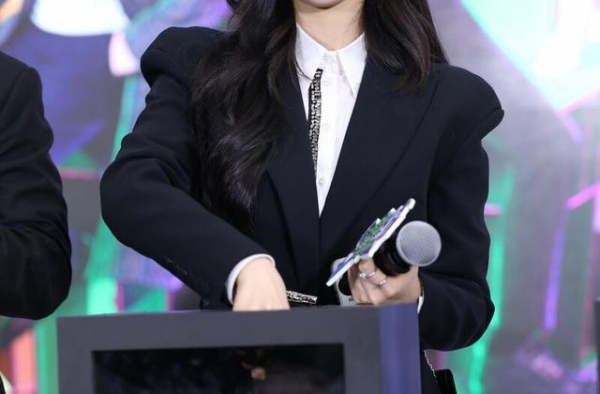 杨超越出席发布会表情包丰富，秀美长腿，网友：么么哒