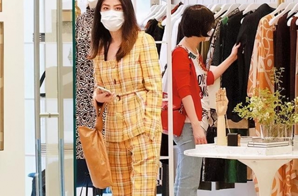 陈慧琳48岁未见老，身材仍似少女，出身豪门却曾等老公浪子回头