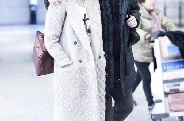 蒋勤勤夫妇机场秀恩爱，灰色羊毛大衣配紧身裤，酒红色短发美腻了