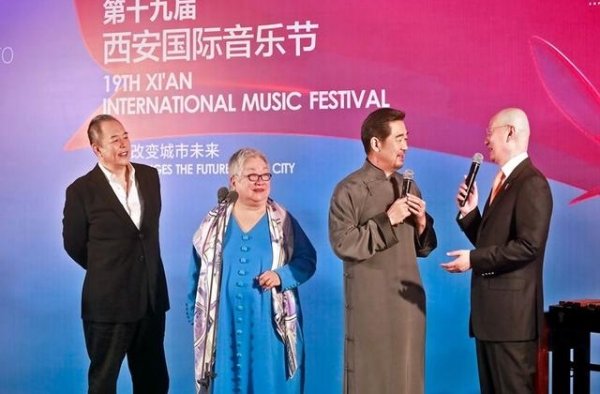 张铁林亮相音乐会，大腹便便气势足，直言张国立西安话没自己地道