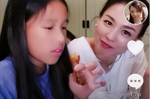 张庭女儿罕现身，正面回应长相争议，被拿来和前妻女儿对比太扎心