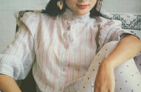 陈凯歌夫妻罕见同框，52岁陈红脖颈赘肉很真实，丝毫不像精修图