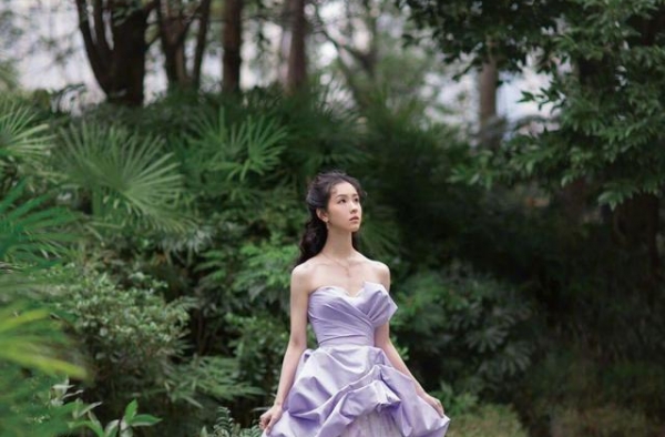 陈都灵的“凡尔赛公主”造型，香芋紫的连衣裙，举手投足尽显风情