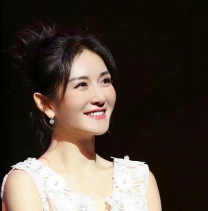 谢娜怀二胎了？直播期间疑孕吐恶心，肚子凸显录节目全程盖毛毯