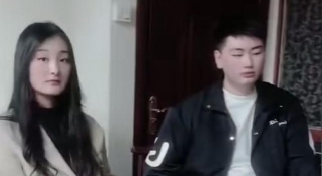 大衣哥儿子与儿媳带着团队聚餐，酒店老板亲自带领服务员上菜