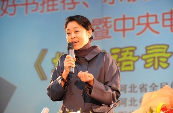 倪萍做客《今日头条》，凭着曲折的经历，和年轻人畅谈人生体会