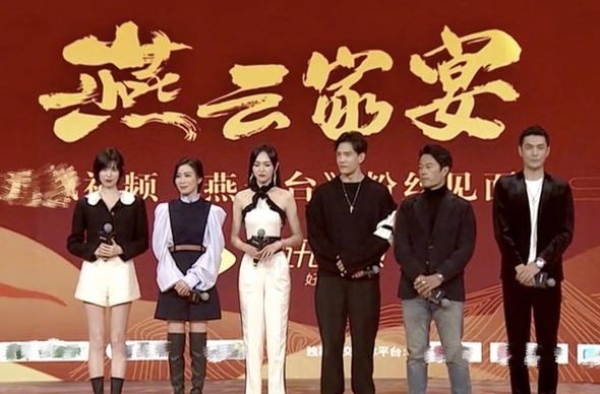 45岁佘诗曼强抱大3岁谭凯，太霸气将对方弄懵？网友直呼快结婚