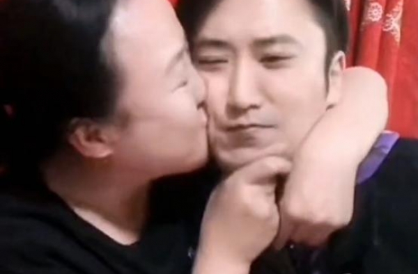 ＂刘能老婆＂紧搂＂赵玉田＂，猛亲三次才撒口，自称丈母娘疼姑爷