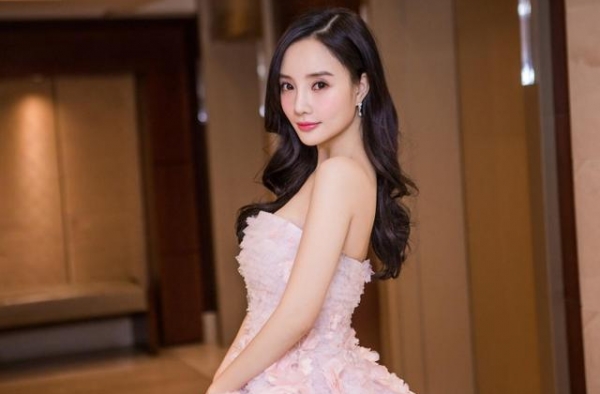 李小璐再发新曲！水中穿性感V裙露纤细四肢，唱深情歌疑告别过去